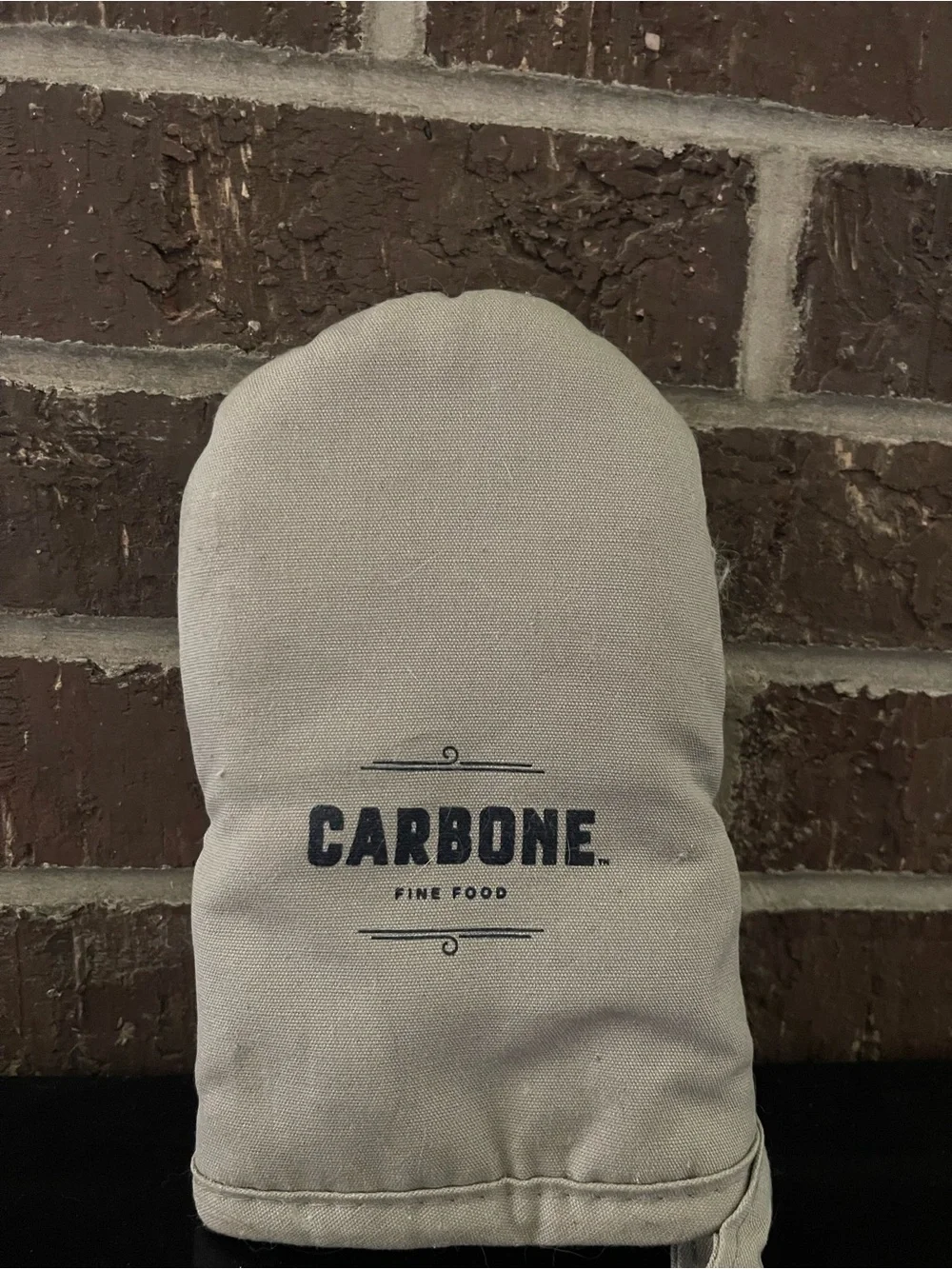 Carbone Fine Food oven mitt